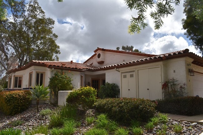 Building Photo - 2 Bedroom 2 Bath Single Story Golf Course ...