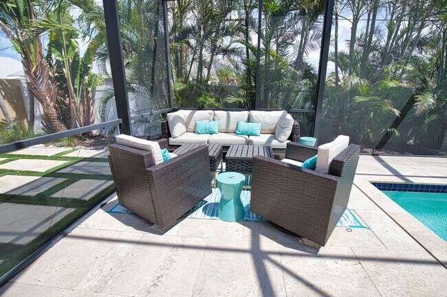 Building Photo - Seasonal Venice Island Pool Home half block from Golden Beach deeded access to the Gulf!