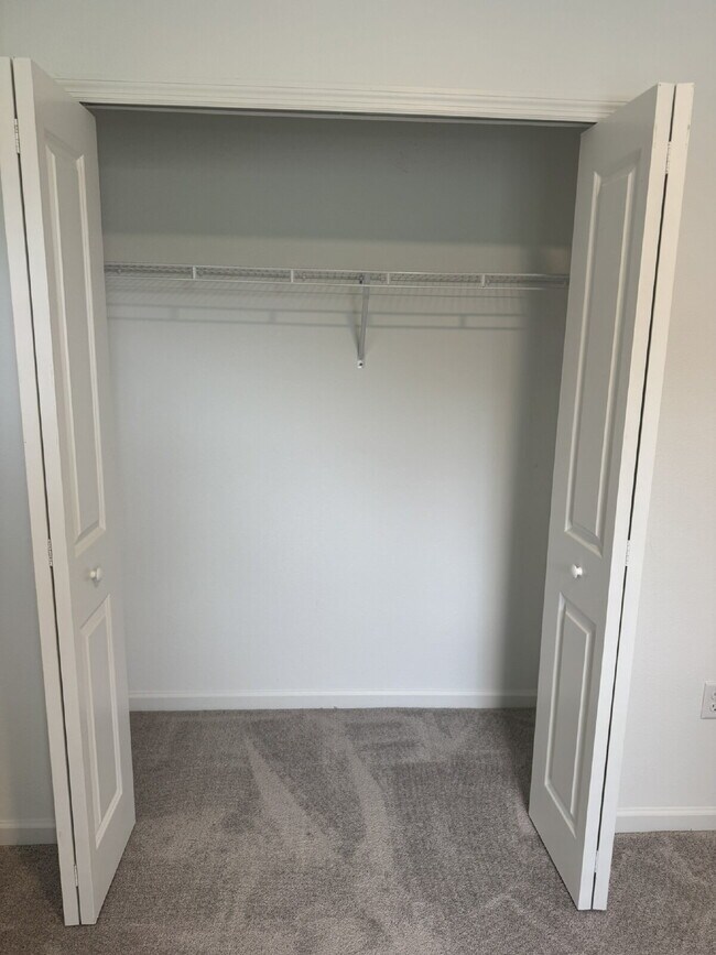 Building Photo - "Spacious 4-Bed Oasis with Granite Finishes & Guest Suite in Jacksonville!"