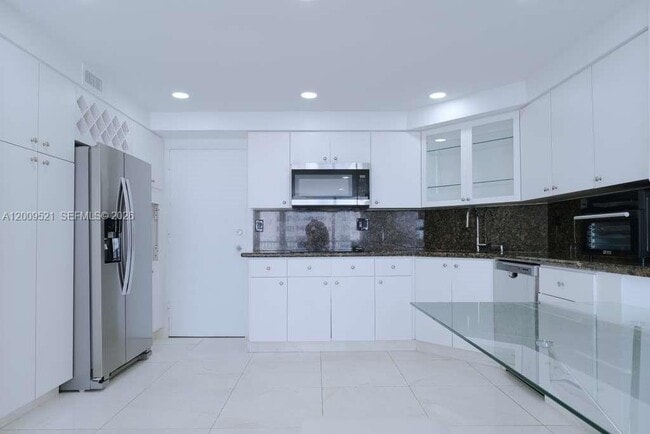 Building Photo - 1408 Brickell Bay Dr