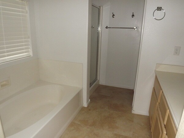 Building Photo - 4 Bedroom In South Green Valley Area!!!