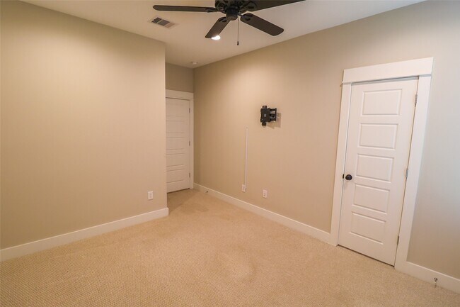 Building Photo - 5213 Pinemont Creek Ln