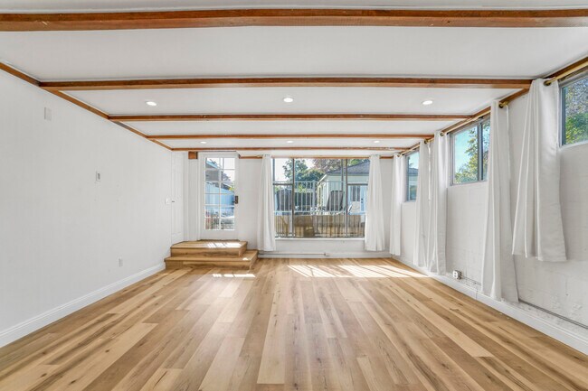 Building Photo - 1524 E Mariposa Ave