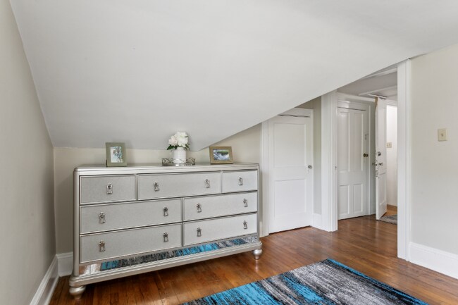 Building Photo - 3426 Kenmore Dr