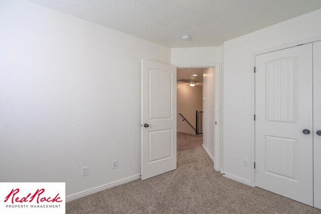 Building Photo - DOG-FRIENDLY 3 Bedroom Townhome with INTERNET INCLUDED!