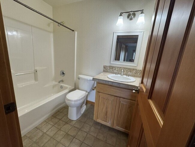 Building Photo - West Side location with amazing mountain views