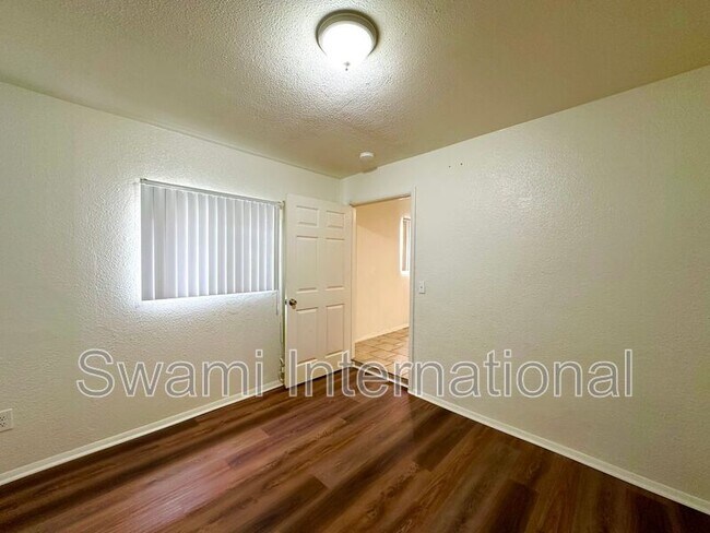 Building Photo - 1733 1/2 E. 63rd St.