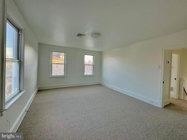 Building Photo - 1121 Rosedale Ave