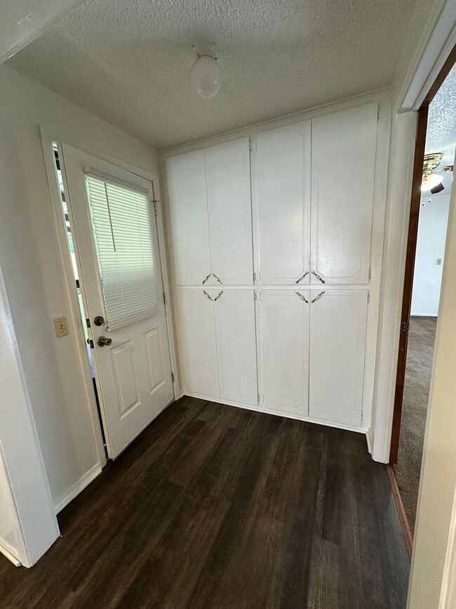 Building Photo - 4 Bed, 2 Bath house w/1 car garage