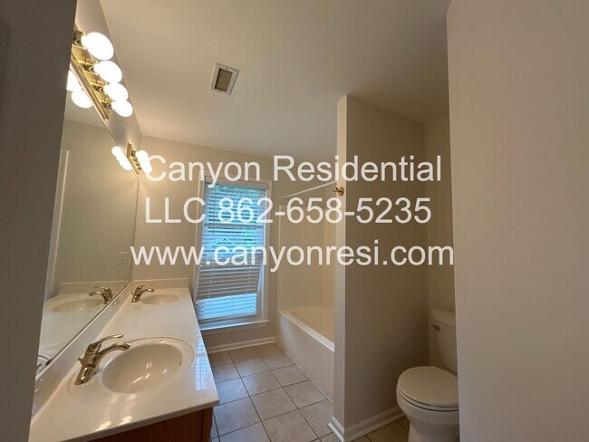 Building Photo - Beautiful 3 BR/3Bath in well sought after neighborhood !