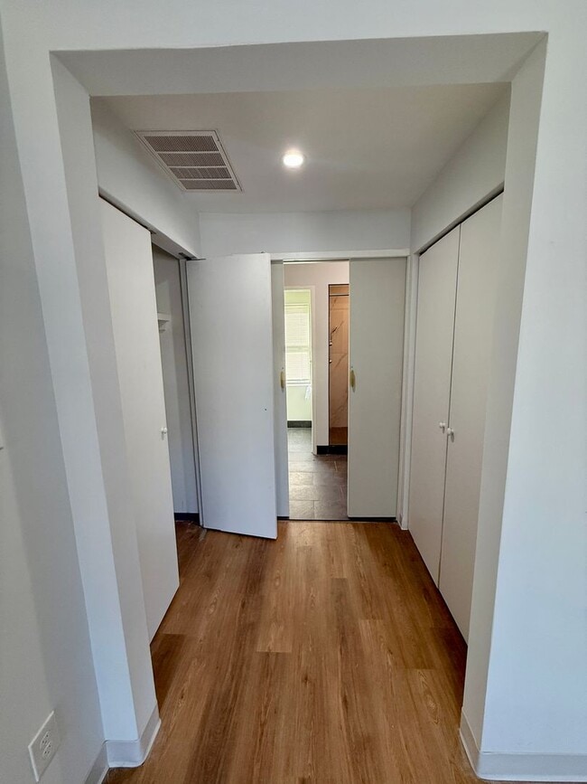 Building Photo - 3 bed 2.5 bath townhome - New Renovation