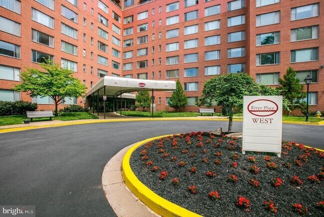 Building Photo - 1111 Arlington Blvd