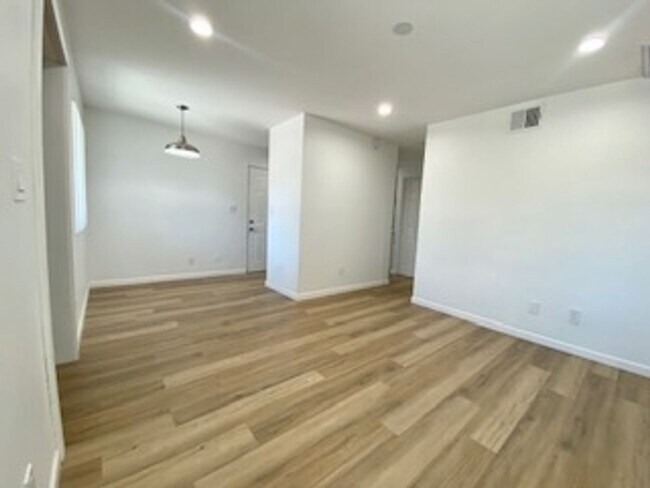 Building Photo - 4 bed 3, bath with connected guest house