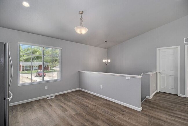 Building Photo - 5659 Claremount St