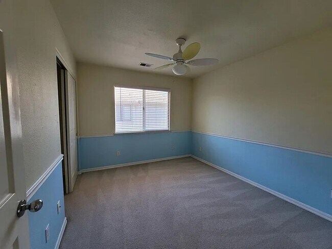Building Photo - Spacious 4 Bed 3 Bath Home with a Pool!