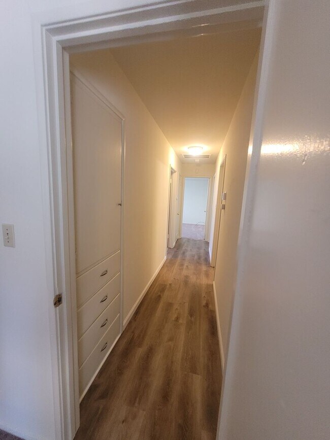 Building Photo - Three bedroom 1 bath with central heat and air