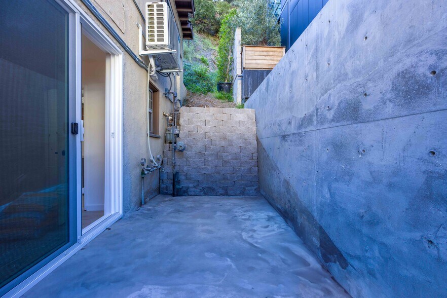 Building Photo - 1303 N Beverly Glen Blvd