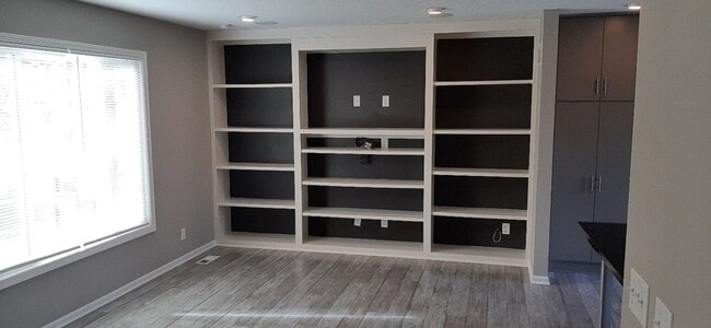 Building Photo - HURRY THIS WON'T LAST LONG! Gorgeous 3 bed, 2 bath in beautiful Parkville!