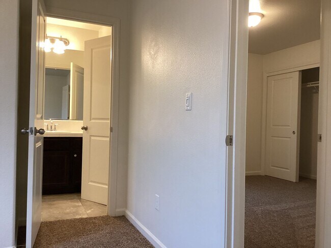 Building Photo - 6319 E Creek View Ln