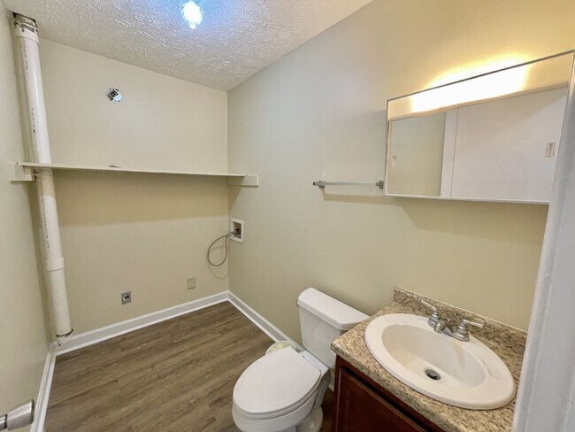 Building Photo - 2 bedroom, 1.5 bathroom townhome in Creeks Edge. Accepts Section 8.