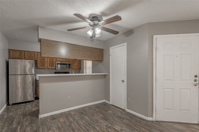 Building Photo - 2402 Sycamore Ave