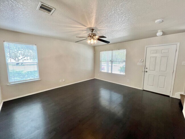 Building Photo - *MOVE IN SPECIAL* Move-In Ready | Washer & Dryer Included + Google Fiber Located Near UTSA!