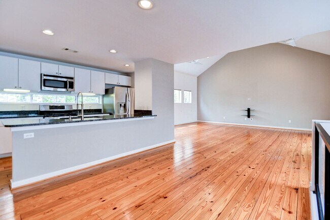 Building Photo - Open Floorplan 3-story Townhome in Midtown!