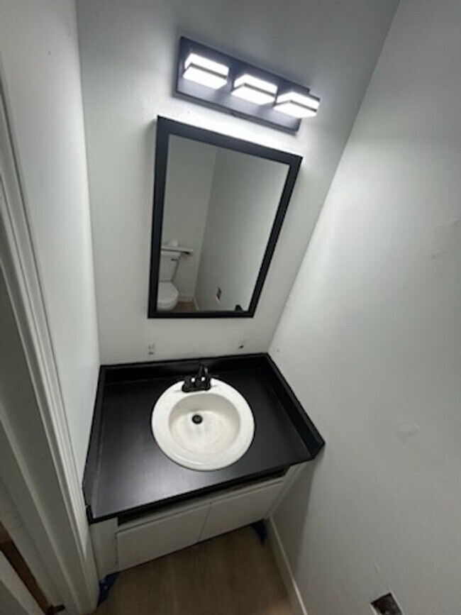 Building Photo - 3 bed 2 bath fenced in yard!!