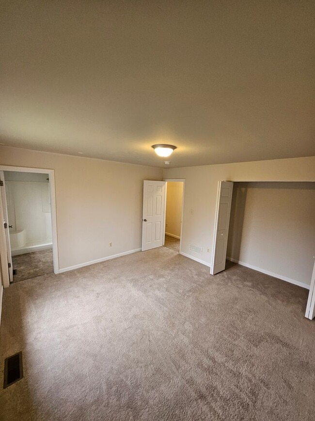 Building Photo - 2105 Circleville Rd