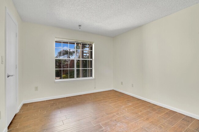 Building Photo - 1385 Crystal Way