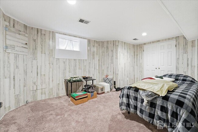 Building Photo - 2606 Trafalgar Square