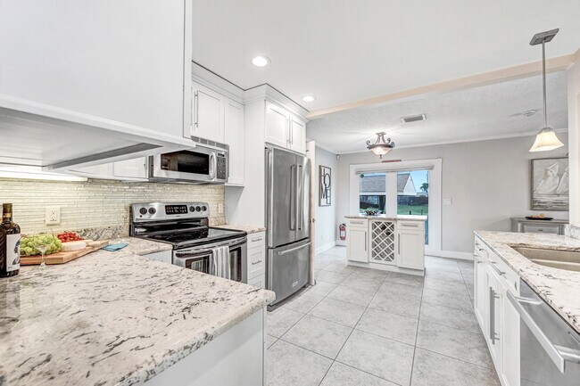 Building Photo - 1585 Sykes Creek Dr