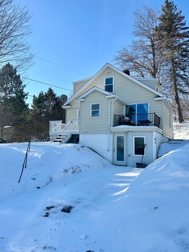 Building Photo - AVAILABLE JUNE - Updated 4 Bed 2 Bath