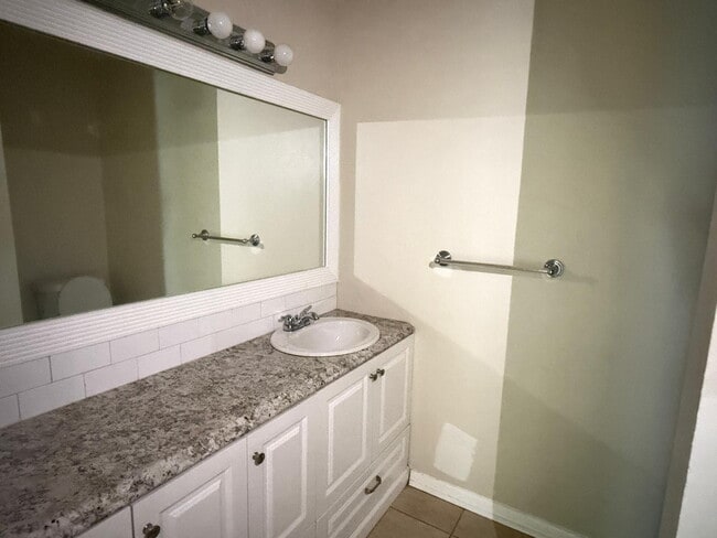 Building Photo - Spacious 2 Bedroom 1 Bath