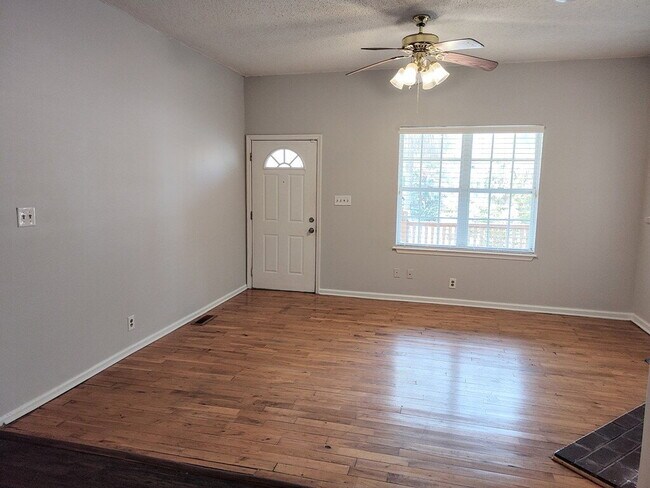 Building Photo - "Charming 3-Bedroom Retreat with Hardwood ...
