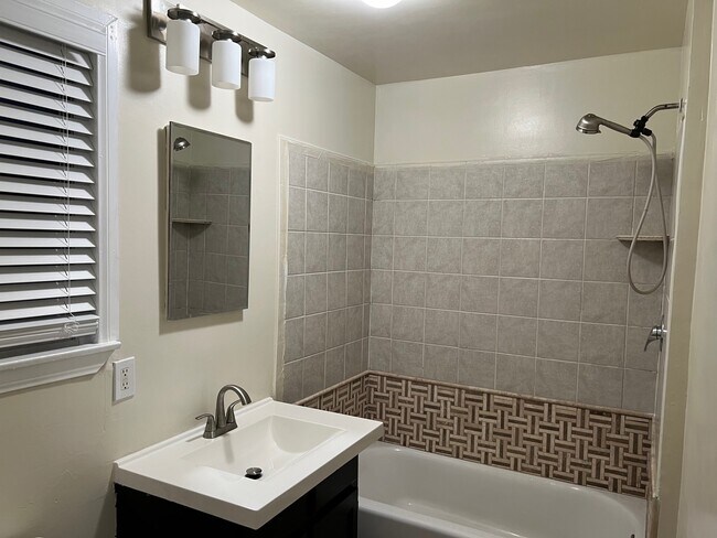 Building Photo - 2556 W Ramona Rd