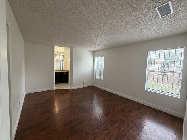 Building Photo - 560 S Quince Ave