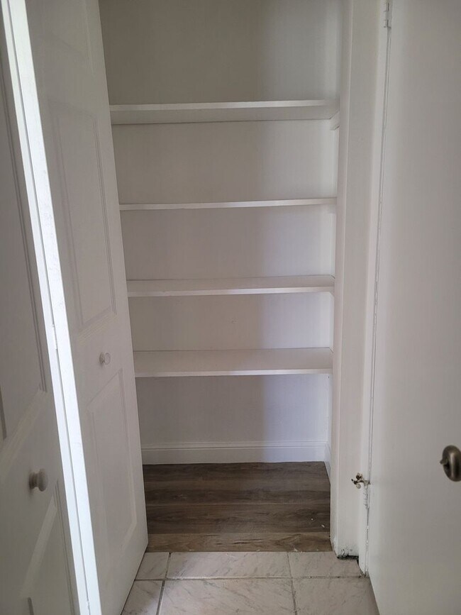 Building Photo - FOR RENT!!! BEAUTIFUL AND SPACIOUS 1 BED 1 BATH CONDO (MOVE IN SPECIAL)...