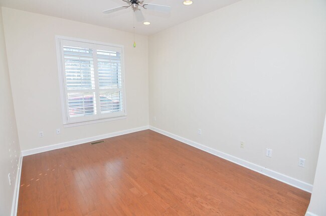 Building Photo - 604 Georgian Way