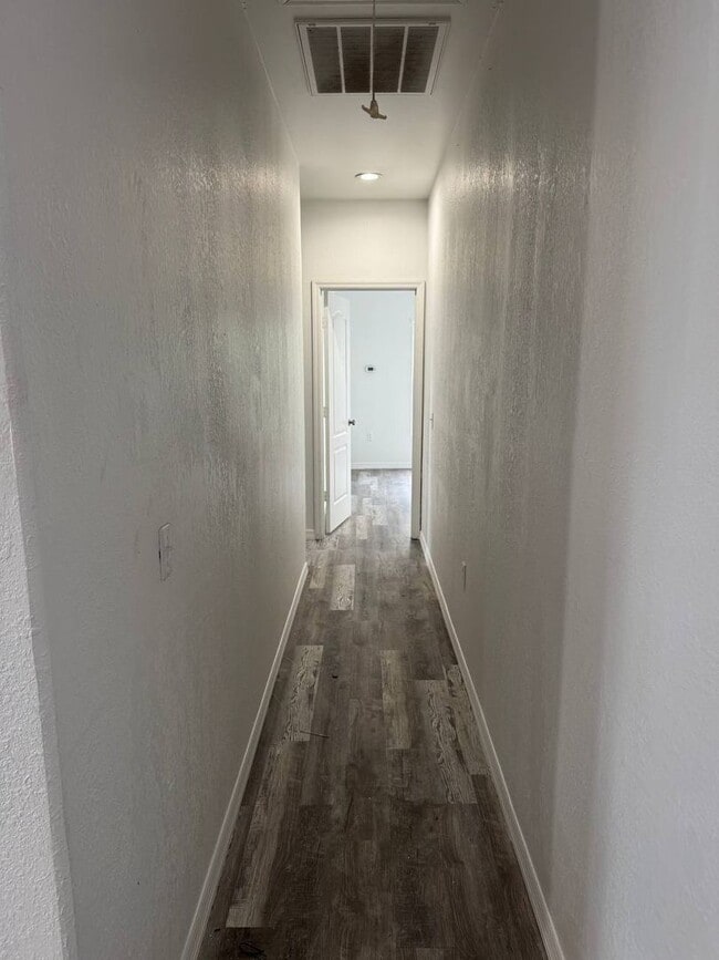 Building Photo - Spacious 3-Bedroom Home with a Charming Backyard in Lakeland, FL!