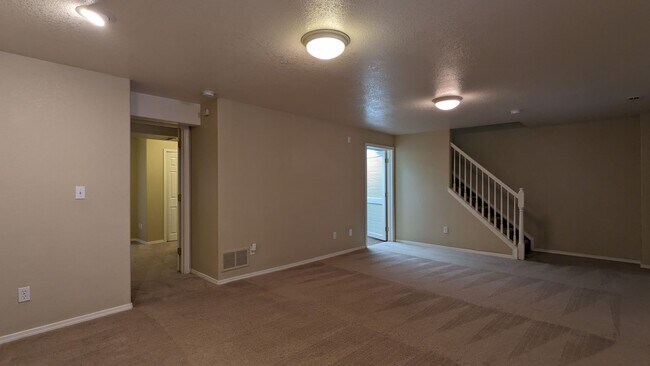 Building Photo - Large 4 Bed 3.5 Bath in Stetson Hills