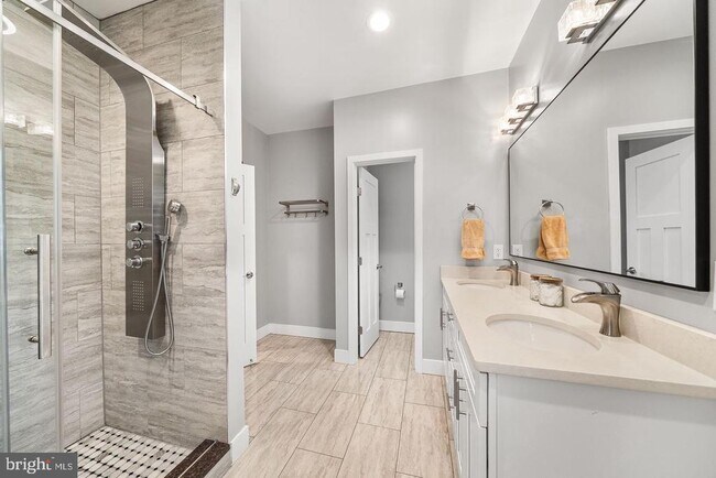 Building Photo - 613 S Buchanan St