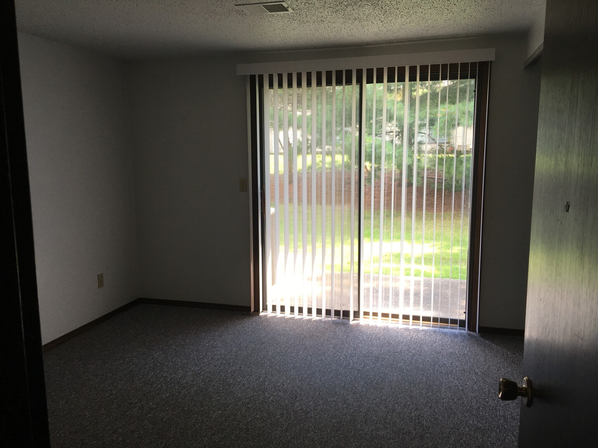 Building Photo - 804 Village Dr