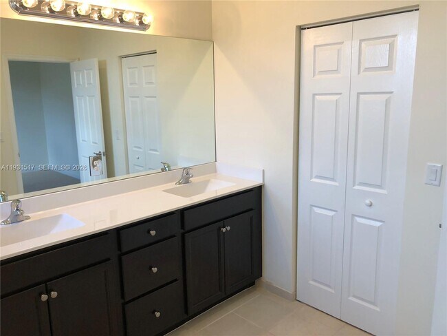 Building Photo - 105 SE 33rd Terrace