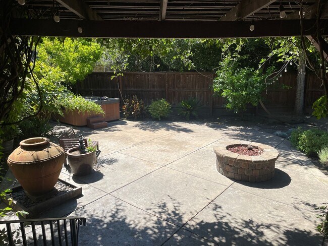 Building Photo - 6 Month Lease on a Two-Bedroom 1 Bathroom East Sacramento Home