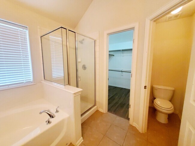 Building Photo - Wonderful 3-2-2 in Crowley ISD!