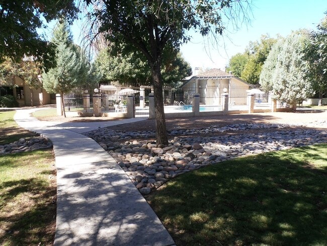 Building Photo - The Villages at Midvale Park 2/2 Condo with AC and all appliances