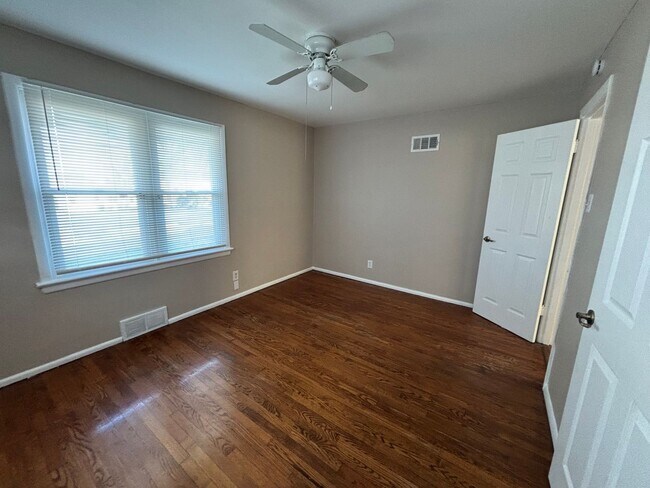 Building Photo - Charming 3 bedroom home