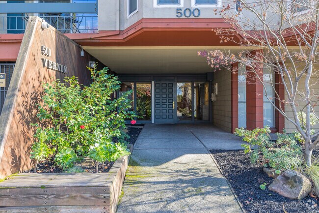 Entrance - 500 Vernon St