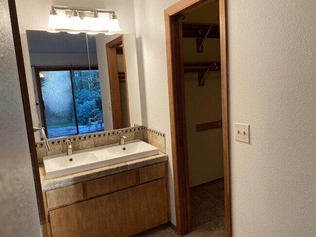 Building Photo - 2558 Troy Ct